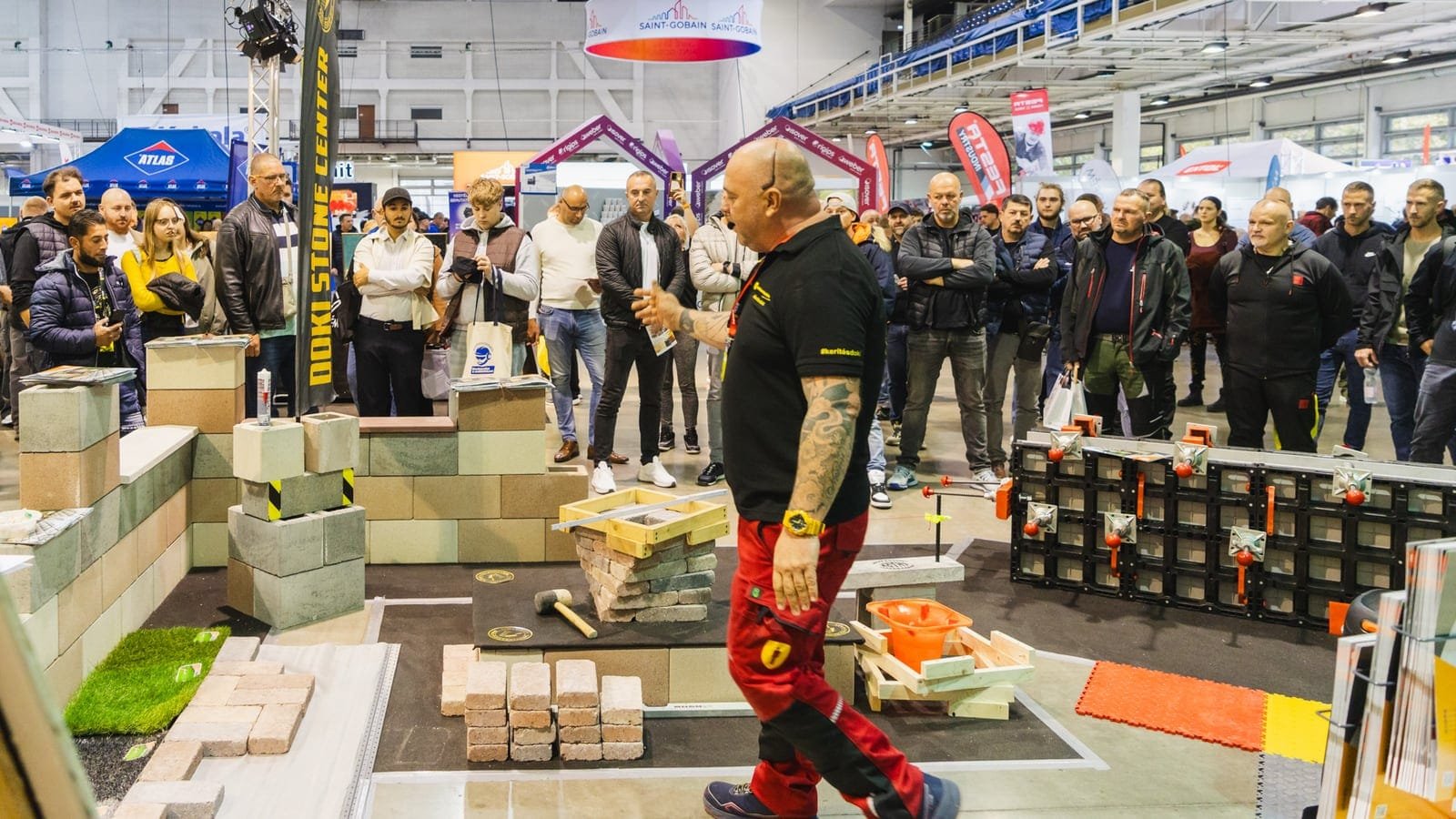 Élő szakmai bemutató a Mester Workshow-n, a közönség körbeállja a bemutatót